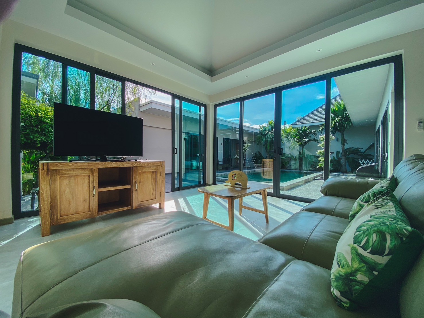 tour-listing-details-slide