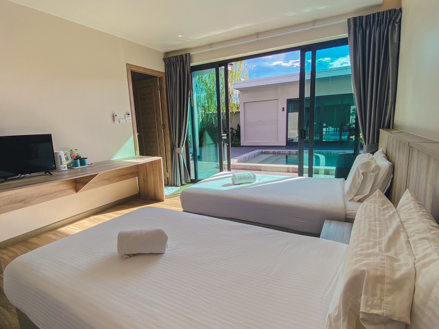 tour-listing-details-slide