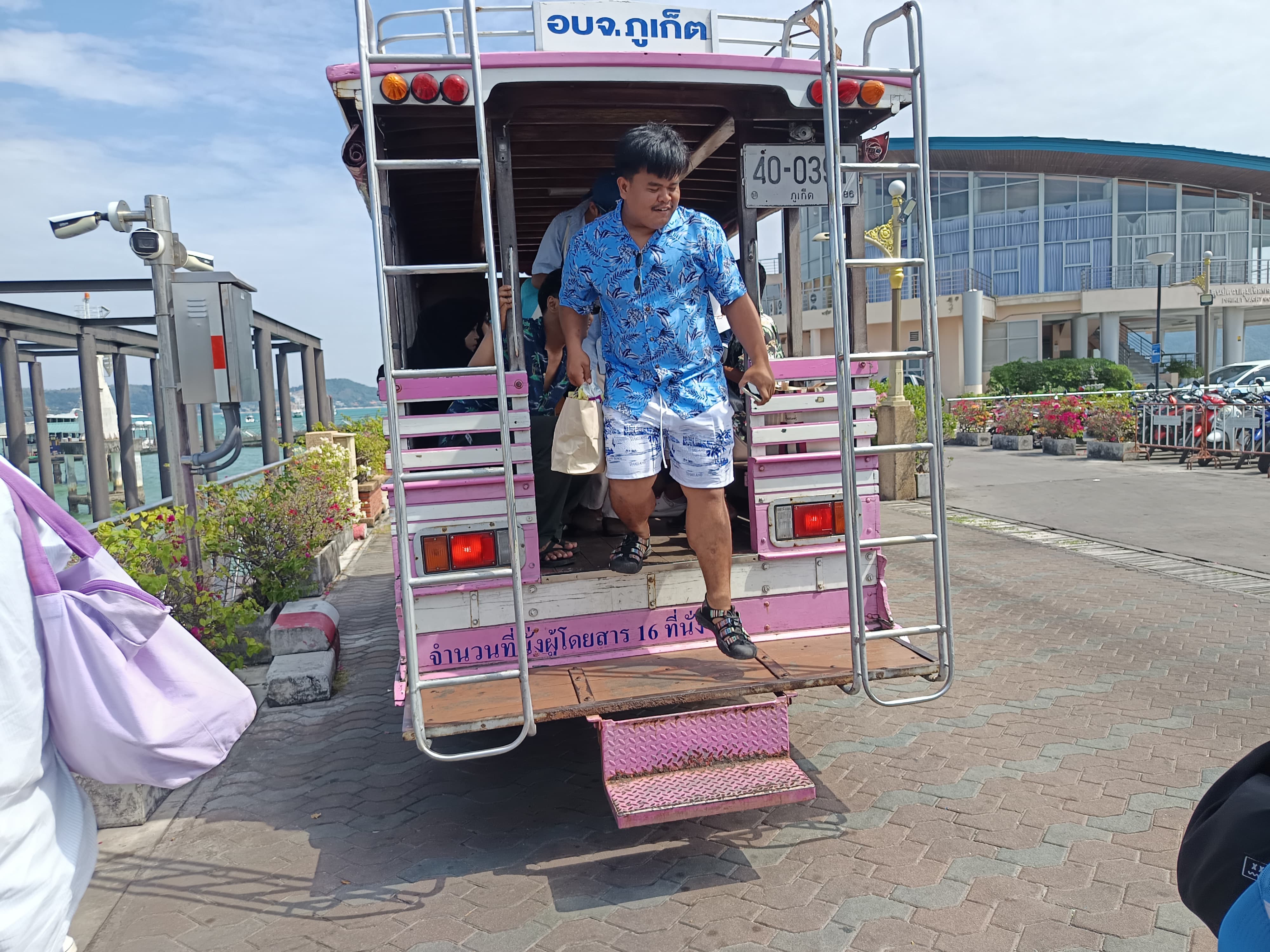 tour-listing-details-slide